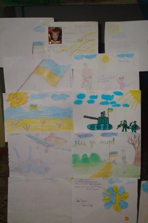 Виставка дитячих  малюнків "Подарунок солдатам"