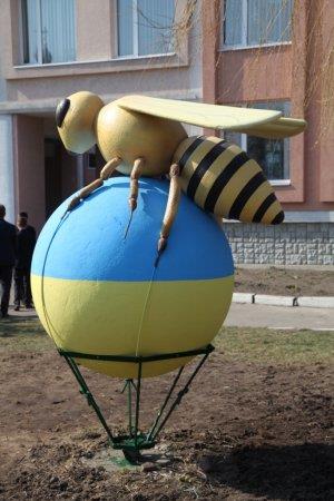 Відкриття скульптурної композиції бджілки.