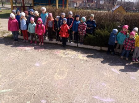 13 квітня в дошкільних групах «Вулик»  відбулася тематична розвага «Малюнок на асфальті»